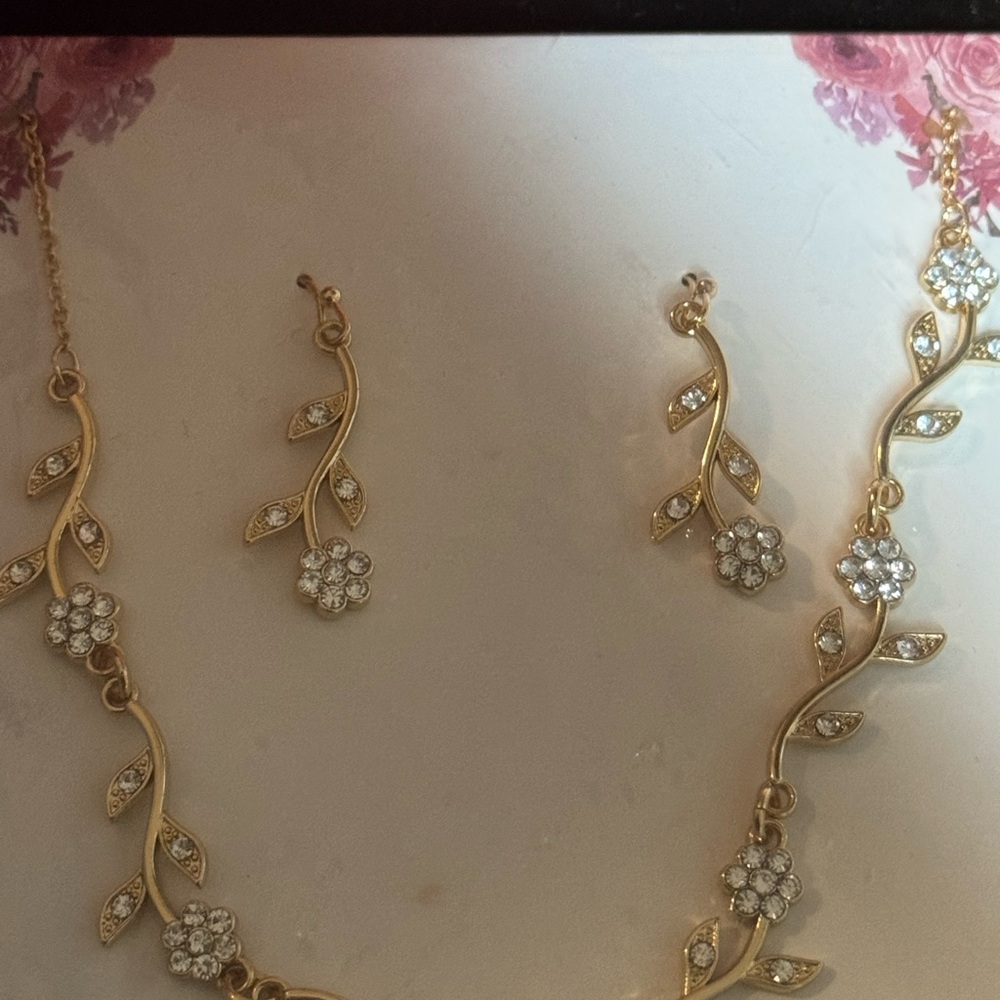 Elegant Gold Floral Jewelry Set